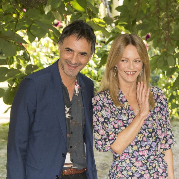 C'est en 2017 lors du Festival du film de Locarno que les tourtereaux ont officialisé leur belle romance.

Samuel Benchetrit, Vanessa Paradis du film Cette musique ne joue pour personne - No Web - Personnalités lors de la 14ème édition du Festival du Film Francophone d'Angoulême © Christophe Aubert via Bestimage