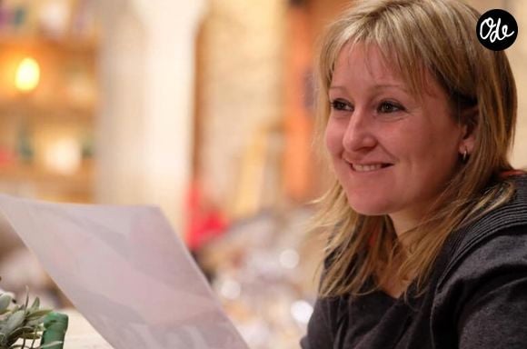 Sur son petit nuage, l'ancienne protégée de Karine Le Marchand a laissé éclater sa joie en légende de sa publication. 

Julie candidate de "L'amour est dans le pré" en 2017.