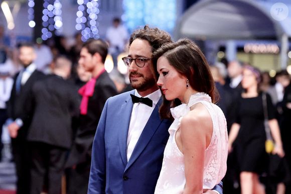 Thomas Hollande, sa femme Emilie Broussouloux - Montée des marches du film "R.M.N." lors du 75ème Festival International du Film de Cannes, le 21 mai 2022. © Dominique Jacovides / Bestimage