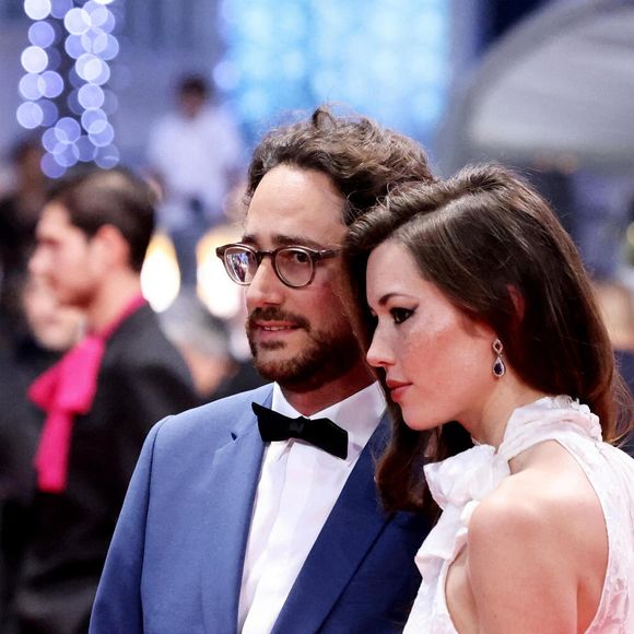 Thomas Hollande, sa femme Emilie Broussouloux - Montée des marches du film "R.M.N." lors du 75ème Festival International du Film de Cannes, le 21 mai 2022. © Dominique Jacovides / Bestimage
