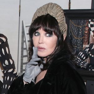 "Mon père se cachait pour parler en arabe au téléphone", a-t-elle notamment révélé

Isabelle Adjani - Vernissage de l'exposition Isabelle Adjani "Les reines de cœur en majesté", Galerie Pierre Passebon à Paris, France, le 3 Novembre 2022. 
© Bertrand Rindoff / Bestimage