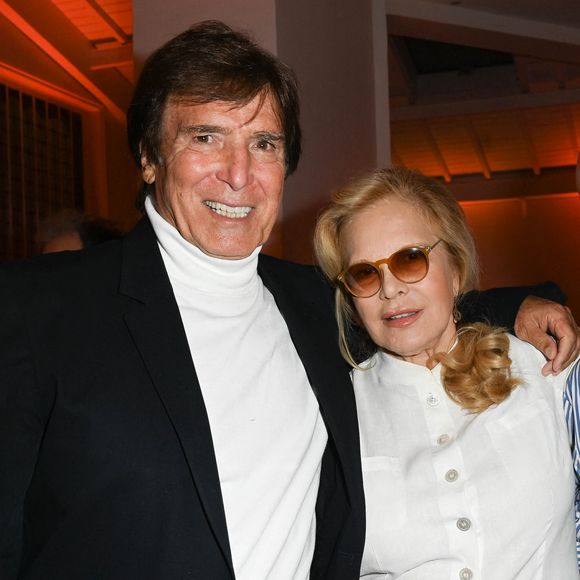 Un lapin, deux bergers allemands, un Yorkshire, un bichon maltais, un chat,... Des tas d'animaux ont compté dans la vie de l'actrice du film L'ange noir qui éprouve toujours beaucoup de peine lors de la mort de ses compagnons. 

Exclusif - Sylvie Vartan et son mari Tony Scotti - Soirée de lancement du premier livre de R. Perez "Ma mère, Dieu et Sylvie Vartan" aux éditions Les Escales dans les salons Hoche à Paris le 29 septembre 2021. © Coadic Guirec/Bestimage