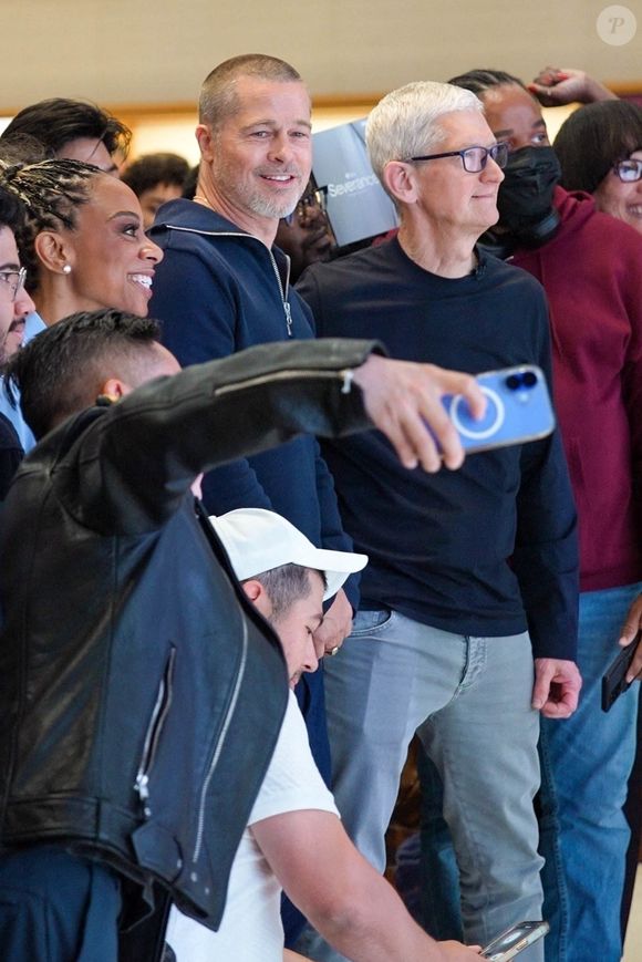 Brad Pitt et Tim Cook font la promotion du nouveau film "F1" lors d'une séance de questions-réponses à l'Apple Store de la 5e Avenue à New York.

Backgrid USA / Bestimage