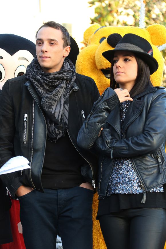Exclusif - La chanteuse Alizee officialise sa relation avec son compagnon le danseur Gregoire Lyonnet lors du coup d'envoi des illuminations de Noel a Ajaccio le 7 decembre 2013 en presence de son papa, de sa fille Annily et du maire d'Ajaccio Simon Renucci.
Crédit : AGENCE / BESTIMAGE