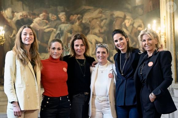 Mais aussi de parler avec ses mains
Aurore Morisse, Caroline Margeridon, Christine Metais, Diane Chatelet, Nathalie Cassinis et Marie du Sordet  le 7 décembre 2024 à Bruxelles, Belgique. © Didier Lebrun/Photonews/Bestimage