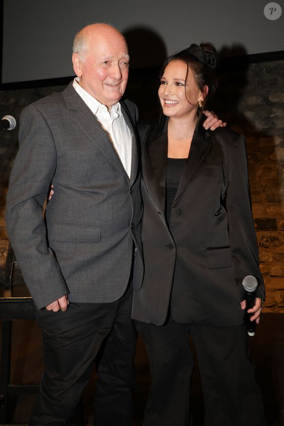 Exclusif - Claude Lemesle et Anne Sila - Claude Lemesle reçoit la cravate des arts et des lettres des mains de G. Davoust lors de son concert au Café de la Gare à l'occasion de son 80ème anniversaire à Paris le 12 octobre 2025. Claude Lemesle est l'un des plus grands auteurs de chansons françaises de tous les temps. Pas moins d'une centaine des innombrables chansons qu'il a écrites sont devenues des classiques.
© Coadic Guirec/Bestimage