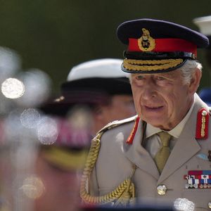 Le roi Charles III arrive pour le service national du souvenir, organisé par la Royal British Legion en partenariat avec le gouvernement, pour marquer le 80e anniversaire du Jour de la Victoire sur le Japon au National Memorial Arboretum à Alrewas, Staffordshire. ©  Alastair Grant/PA Wire