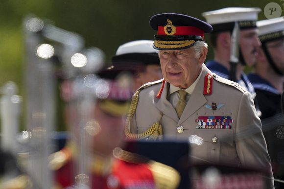 Le roi Charles III arrive pour le service national du souvenir, organisé par la Royal British Legion en partenariat avec le gouvernement, pour marquer le 80e anniversaire du Jour de la Victoire sur le Japon au National Memorial Arboretum à Alrewas, Staffordshire. ©  Alastair Grant/PA Wire