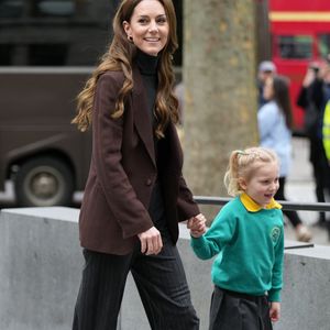 L'épouse du prince William était montée à bord d'un mini-bus pour rejoindre un groupe d'enfants de 4 et 5 ans, tous venant de cette école, afin d'explorer le sentier de l'arbre Bobeam, qui s'appuie sur les travaux de sa Fondation royale pour la petite enfance.

Catherine (Kate) Middleton, princesse de Galles, lance un nouveau projet de la "Royal Foundation Centre for Early Childhood" visant à soutenir les jeunes enfants dans le développement de compétences sociales à Londres, Royaume Uni, le 4 février 2025. © Julien Burton/Bestimage