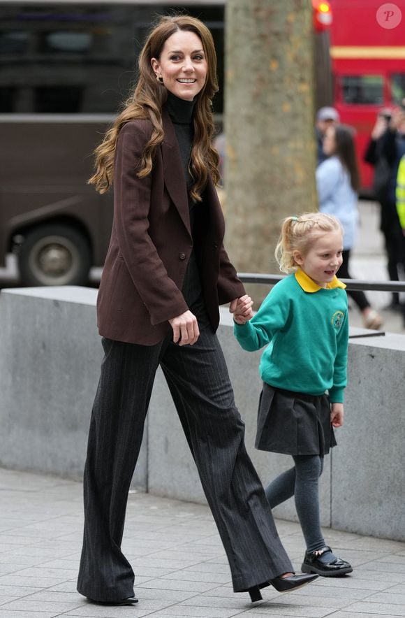 L'épouse du prince William était montée à bord d'un mini-bus pour rejoindre un groupe d'enfants de 4 et 5 ans, tous venant de cette école, afin d'explorer le sentier de l'arbre Bobeam, qui s'appuie sur les travaux de sa Fondation royale pour la petite enfance.

Catherine (Kate) Middleton, princesse de Galles, lance un nouveau projet de la "Royal Foundation Centre for Early Childhood" visant à soutenir les jeunes enfants dans le développement de compétences sociales à Londres, Royaume Uni, le 4 février 2025. © Julien Burton/Bestimage
