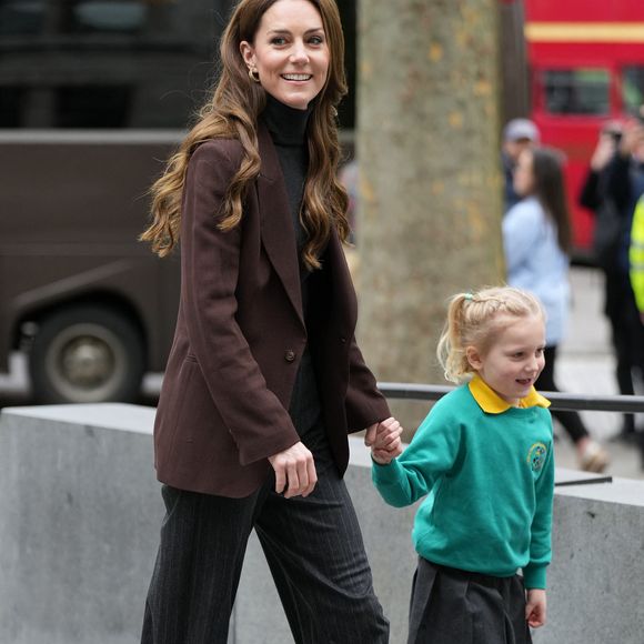 L'épouse du prince William était montée à bord d'un mini-bus pour rejoindre un groupe d'enfants de 4 et 5 ans, tous venant de cette école, afin d'explorer le sentier de l'arbre Bobeam, qui s'appuie sur les travaux de sa Fondation royale pour la petite enfance.

Catherine (Kate) Middleton, princesse de Galles, lance un nouveau projet de la "Royal Foundation Centre for Early Childhood" visant à soutenir les jeunes enfants dans le développement de compétences sociales à Londres, Royaume Uni, le 4 février 2025. © Julien Burton/Bestimage