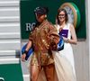 Interrogée par la journaliste Mary Patrux sur ses changements de tenues, Naomi Osaka a confié adorer "tenir les gens en haleine" et s'amuser des réactions du public.

Naomi Osaka arrive avec une traine blanche pour son second tour aux internationaux de France de Tennis de Roland Garros 2026, à Paris, France, le 28 mai 2026. © Imago/PsnewZ/Bestimage