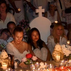 Exclusif - Laeticia Hallyday avec Joy, Carole Gruson (fondatrice du Ti St Barth) et les amis fidèles lors de la cérémonie pour la commémoration du 7ème anniversaire de la mort de Johnny Hallyday au cimetière de Lorient à Saint Barthélemy, Antilles françaises, France, le 5 décembre 2024. © Xavier Merchet-Thau/Bestimage