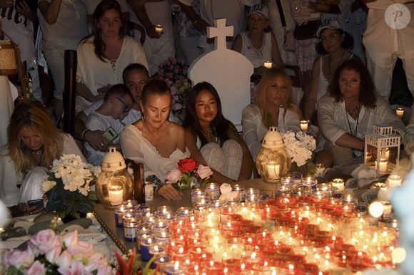 Exclusif - Laeticia Hallyday avec Joy, Carole Gruson (fondatrice du Ti St Barth) et les amis fidèles lors de la cérémonie pour la commémoration du 7ème anniversaire de la mort de Johnny Hallyday au cimetière de Lorient à Saint Barthélemy, Antilles françaises, France, le 5 décembre 2024. © Xavier Merchet-Thau/Bestimage