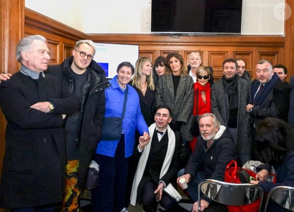 Il y a quelques semaines, C8 a cessé d'émettre suite à une décision de l'Arcom.

Exclusif - William Leymergie, Guillaume Genton, Danielle Moreau, Géraldine Maillet, Caroline Ithurbide, Gilles Verdez, Isabelle Morini-Bosc, Laurent Fontaine, Bernard Montiel, Jordan De Luxe et Jean-Michel Maire - Plusieurs personnalités de C8 sont venues devant le Conseil d’État pour soutenir les chaînes de la TNT C8 et NRJ 12 pour l'audience de la dernière chance, à Paris, France.  © Jack Tribeca/Bestimage