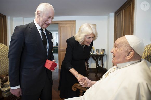 Jorge Mario Bergoglio, plus connu sous son nom de règne, François, est mort ce lundi 21 avril à 88 ans. Né en 1936 à Buenos Aires en Argentine, Jorge Mario Bergoglio était le premier pape non-européen depuis le VIIIe siècle.
©Backgrid UK/ Bestimage