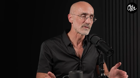 L'essentiel ? Garder l'esprit ouvert et accepter de ne pas tout maîtriser. Il n'est jamais trop tard pour explorer de nouveaux horizons.

Arthur Brooks sur Youtube