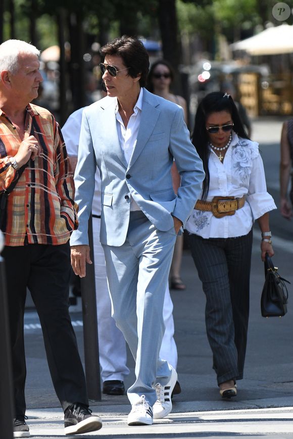 Jean-Luc Lahaye - J.L.Lahaye s'est marié en secondes noces avec sa compagne P.Aubin à la mairie du 18ème arrondissement de Paris, le 2 juillet 2025. Des célébrités ont répondu à l'invitation, dont F.Lalanne qui a fait le déplacement spécialement pour l'occasion depuis Aix-en-Provence. Toutefois, la grande absente à cet événement est Margaux, une des deux filles du marié, paraplégique après une chute du 2ème étage de son appartement parisien survenue en 2019. Agence / Bestimage