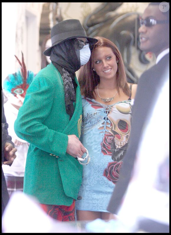 27 avril 2009, West Hollywood. Michael Jackson emmène Prince, Paris et Blanket faire du shopping à Off The Wall Antiques puis chez Ed Hardy sur Melrose Avenue. Fidèles à l’habitude instaurée par leur père, les trois enfants apparaissent masqués. © Fame Pictures Bestimage