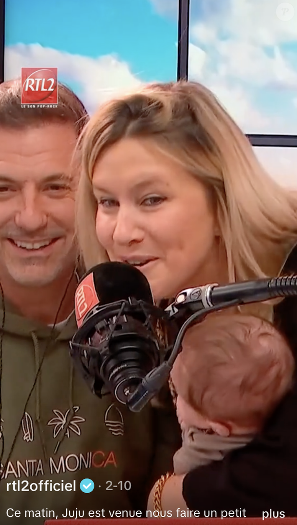 En effet, l'animatrice Justine Salmon de la matinale Le Double Expresso, diffusée de 6h à 9h, a brièvement fait son retour accompagnée de son nouveau-né Niels.

Justine, journaliste sur RTL2, est devenue maman.