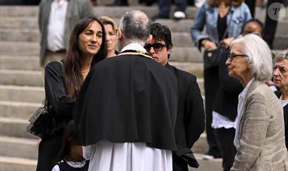 La veuve en famille - Obsèques de Jacques Bertin (directeur du théâtre du Gymnase pendant 40 ans) en l'église Saint-Roch à Paris le 28 juillet 2025. © Pierre Perusseau/Bestimage