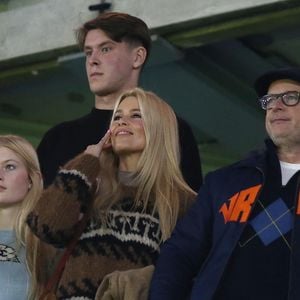Claudia Schiffer est une ancienne icône de la mode

Claudia Schiffer avec son mari Matthew Vaughn et leur fille Clementine Vaughn lors d'un match de l'équipe de Chelsea au sein de Stamford Bridge à, Londres.
© Backgrid UK / Bestimage