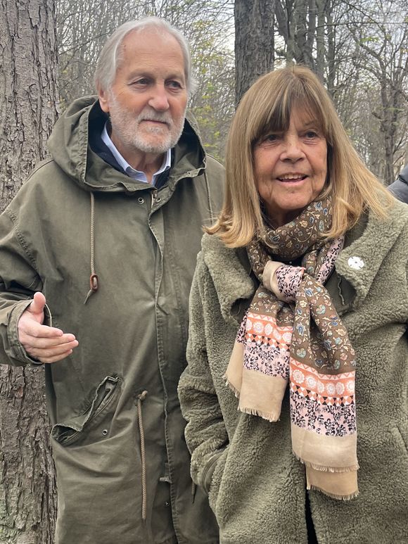 Chantal Goya et son mari Jean-Jacques Debout à l'enregistrement de l'émission "Vivement Dimanche" au studio Gabriel à Paris, France, le 30 novembre 2022, présentée par M.Drucker et diffusée le 11 décembre 2022 sur France 3. © Christophe Clovis/Bestimage