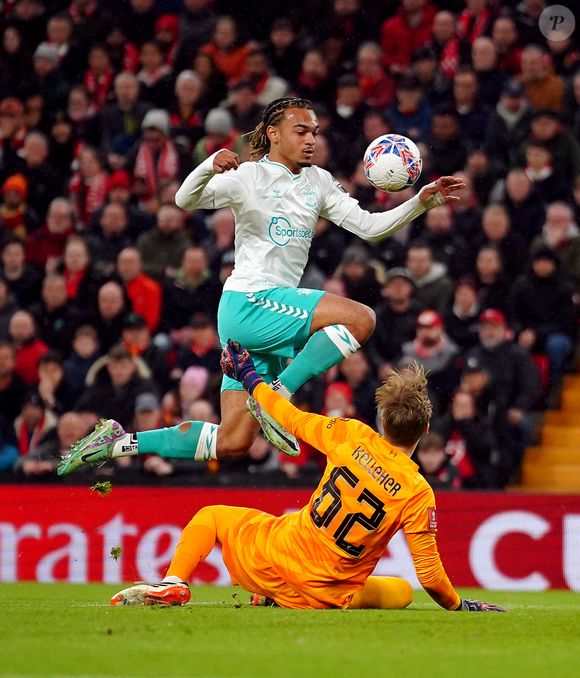 Le gardien de but de Liverpool, Caoimhin Kelleher, arrête Sekou Mara de Southampton lors du cinquième tour de l'Emirates FA Cup à Anfield, Liverpool. Date de la photo : mercredi 28 février 2024. © Peter Byrne/PA Wire.