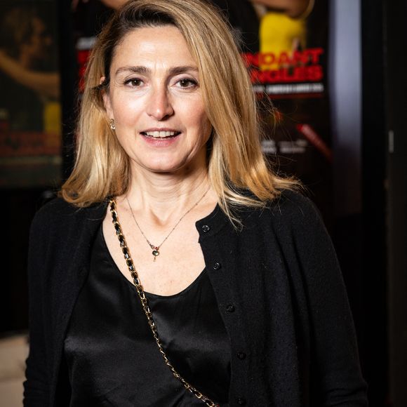 C'est pour le podcast "Les Héritières" de "La Tribune Dimanche" que la comédienne s’est lancée dans un exercice périlleux et touchant.

Julie Gayet - Soirée de lancement de la pièce "En attendant Bojangles" au théâtre de l'Oeuvre à Paris le 15 janvier 2026. © Julien Sarkissian/Bestimage