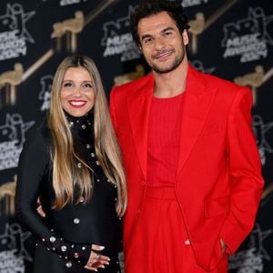 Amir et sa femme Lital, enceinte de leur troisième enfant, au photocall de la 26ème édition des NRJ Music Awards à Cannes, le 1er novembre 2024. 
© Bebert / Guignebourg / Bestimage