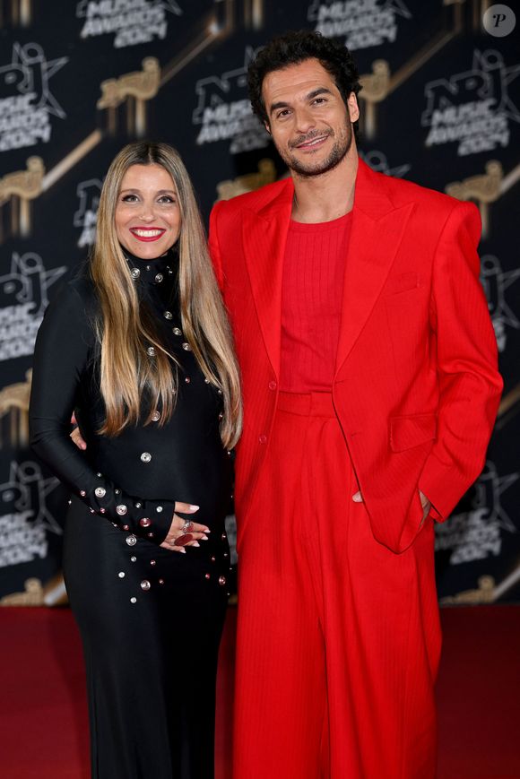 Amir et sa femme Lital, enceinte de leur troisième enfant, au photocall de la 26ème édition des NRJ Music Awards à Cannes, le 1er novembre 2024. 
© Bebert / Guignebourg / Bestimage