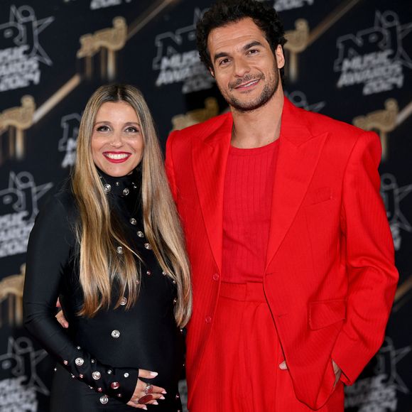 Amir et sa femme Lital, enceinte de leur troisième enfant, au photocall de la 26ème édition des NRJ Music Awards à Cannes, le 1er novembre 2024. 
© Bebert / Guignebourg / Bestimage