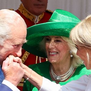 Le roi Charles III d'Angleterre et Camilla Parker Bowles, reine consort d'Angleterre, accueillent le couple présidentiel français le président Emmanuel Macron et sa femme la Première Dame Brigitte Macron sur Datchet road à Windsor, Royaume Uni, le 8 juillet 2025. À l'invitation de Leurs Majestés le roi et la reined'Angleterre, le président français et sa femme effectueront une visite d'État au Royaume-Uni du 8 au 10 juillet 2025. Le président et la Première Dame se rendent au Royaume-Uni pour la première fois en visite d'État française depuis 17 ans. Ils séjourneront au château de Windsor, accueillis par le roi et la reine d'Angleterre, et un banquet y sera organisé en leur honneur. Les Macron visiteront l'Imperial College, et le président s'adressera au Parlement pendant son séjour. © Dominique Jacovides/Bestimage
