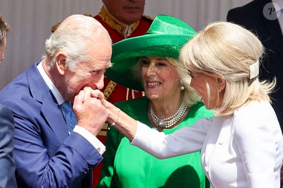 Le roi Charles III d'Angleterre et Camilla Parker Bowles, reine consort d'Angleterre, accueillent le couple présidentiel français le président Emmanuel Macron et sa femme la Première Dame Brigitte Macron sur Datchet road à Windsor, Royaume Uni, le 8 juillet 2025. À l'invitation de Leurs Majestés le roi et la reined'Angleterre, le président français et sa femme effectueront une visite d'État au Royaume-Uni du 8 au 10 juillet 2025. Le président et la Première Dame se rendent au Royaume-Uni pour la première fois en visite d'État française depuis 17 ans. Ils séjourneront au château de Windsor, accueillis par le roi et la reine d'Angleterre, et un banquet y sera organisé en leur honneur. Les Macron visiteront l'Imperial College, et le président s'adressera au Parlement pendant son séjour. © Dominique Jacovides/Bestimage