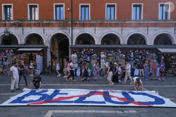 Banderoles avec le nom Bezos barré en rouge, menaces de perturbation des festivités... Les manifestants ont tout fait pour faire entendre leur désapprobation.

Réunion du comité 'No Space for Bezos' pour planifier les activités et les manifestations contre le mariage de Jeff Bezos et Lauren Sanchez à Venise, Italie, le 14 juin 2025." Photo by SirioPx/Splash News/ABACAPRESS.COM
