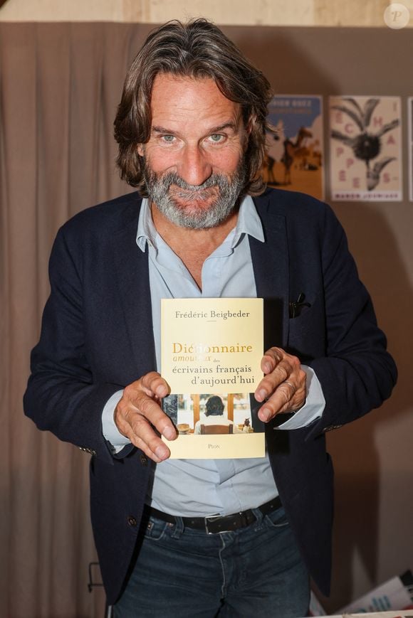 Frédéric Beigbeder n'a visiblement pas apprécié la dédicace que Léna Situations lui a faite dans son dernier livre.

Frédéric Beigbeder, à la Halle Georges Brassens de Brive-la-Gaillarde, le 8 novembre 2024.

Photo : Jean-Marc Lhomer / Bestimage