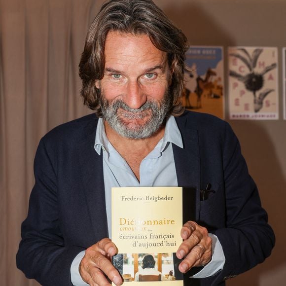 Frédéric Beigbeder n'a visiblement pas apprécié la dédicace que Léna Situations lui a faite dans son dernier livre.

Frédéric Beigbeder, à la Halle Georges Brassens de Brive-la-Gaillarde, le 8 novembre 2024.

Photo : Jean-Marc Lhomer / Bestimage