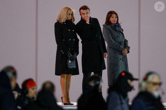 Emmanuel Macron, président de la République Française, la Première dame Brigitte Macron et Anne Hidalgo - Arrivées à la cérémonie de réouverture de la cathédrale Notre-Dame de Paris, le 7 décembre 2024. Joyau de l’art gothique, lieu de culte et de culture, symbole universel de la France et de son histoire, la cathédrale de Notre-Dame de Paris rouvre ses portes les 7 et 8 décembre, cinq ans après le terrible incendie qui l’avait ravagée le 15 avril 2019. © Bestimage