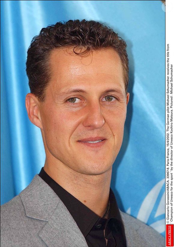 Le pilote allemand Michael Schumacher reçoit le titre de 'Champion de l'Unesco pour le sport' par le directeur de l'Unesco Kochiro Matsura, à Paris-France, le 15/4/2002. Crédit Giancarlo Gorassini/Abaca. 33967-8. Paris-France, 15/4/2002.