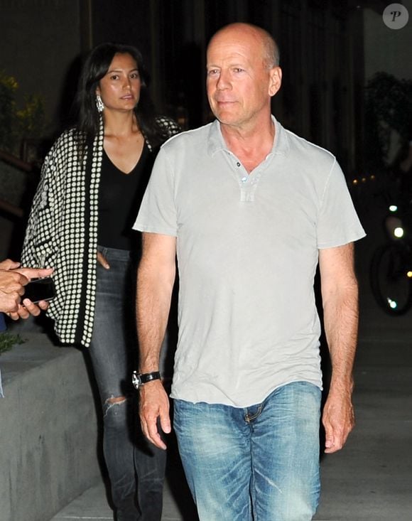 Il s'agit d'une maladie neurodégénérative qui entraîne des changements progressifs dans le comportement, la personnalité et les capacités linguistiques

Exclusif - Bruce Willis et sa femme Emma sont allés dîner au restaurant "Baltaire" à Brentwood. Le 27 juillet 2015