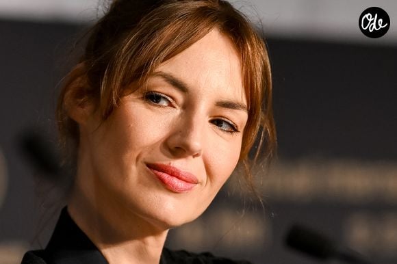 À noter aussi que pour donner vie à MoiToiNous, Louise Bourgoin n'a pas seulement soufflé des anecdotes, elle a repris ses crayons. "C'est quelque chose que je souhaitais produire une fois dans ma vie au moins".

Louise Bourgoin à la conférence de presse du film "Moulin" lors du 79ème Festival International du Film de Cannes (12 - 23 mai 2026), le 18 mai 2026. © Estelle Carlier / Pool / Bestimage
