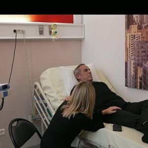 Deux jours plus tard, TF1 a diffusé un documentaire intime réalisé par son épouse, Audrey Crespo-Mara. 

Capture d'écran du documentaire "La face cachée de l'Homme en Noir" sur TF1