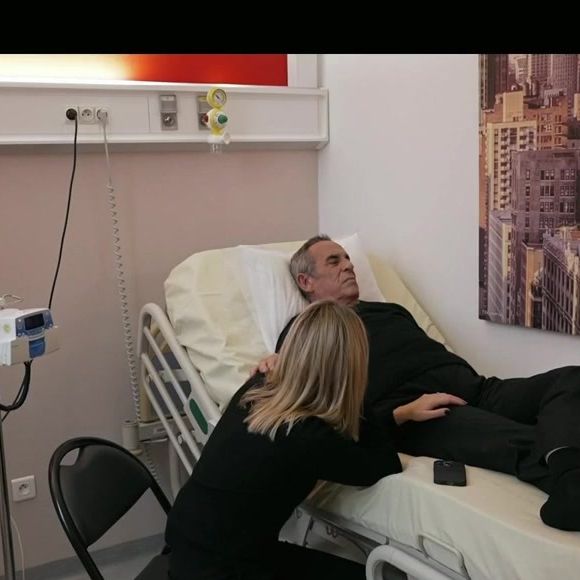 Deux jours plus tard, TF1 a diffusé un documentaire intime réalisé par son épouse, Audrey Crespo-Mara. 

Capture d'écran du documentaire "La face cachée de l'Homme en Noir" sur TF1