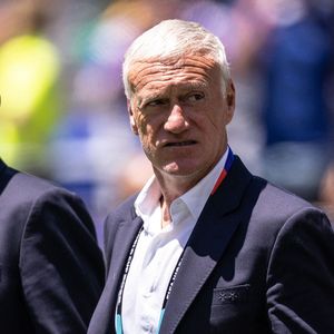 Didier Deschamps, sélectionneur de l'équipe de France, observe le terrain avant le match de la phase de groupes de la Coupe du Monde masculine FIFA 2026 entre la France et le Sénégal au New York New Jersey Stadium, à East Rutherford le 16 juin 2026 - Match de groupe I "France - Sénégal (3-1)" lors de la Coupe du Monde FIFA 2026 le 16 juin 2026. © PsnewZ/Bestimage