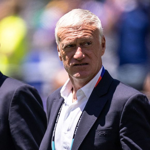 Didier Deschamps, sélectionneur de l'équipe de France, observe le terrain avant le match de la phase de groupes de la Coupe du Monde masculine FIFA 2026 entre la France et le Sénégal au New York New Jersey Stadium, à East Rutherford le 16 juin 2026 - Match de groupe I "France - Sénégal (3-1)" lors de la Coupe du Monde FIFA 2026 le 16 juin 2026. © PsnewZ/Bestimage