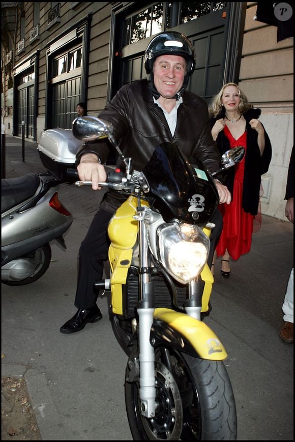 VERNISSAGE DES OEUVRES DU PEINTRE GUEORGUI CHICHKINE A LA GALERIE ART3 A PARIS . GEARARD DEPARDIEU ARRIVE SUR SA MOTO