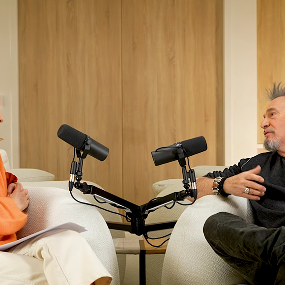 Dans son premier épisode diffusé ce dimanche 22 février 2026, elle reçoit le chanteur de 64 ans. 

Capture d'écran YouTube.