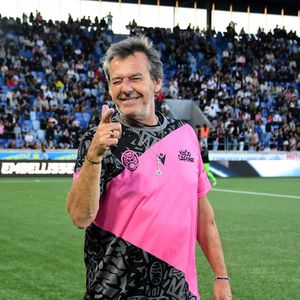 Jean-Luc Reichmann - Célébrités lors du match de gala caritatif entre l’équipe de Nico Capone et celle de Redouane Bougheraba au profit des fondations Théodora et Terres d’espoir en faveur des enfants hospitalisés et des personnes en difficulté au stade de la Tuiliere  à Lausanne en Suisse le 6 Septembre 2025. © Romain Doucelin/Bestimage