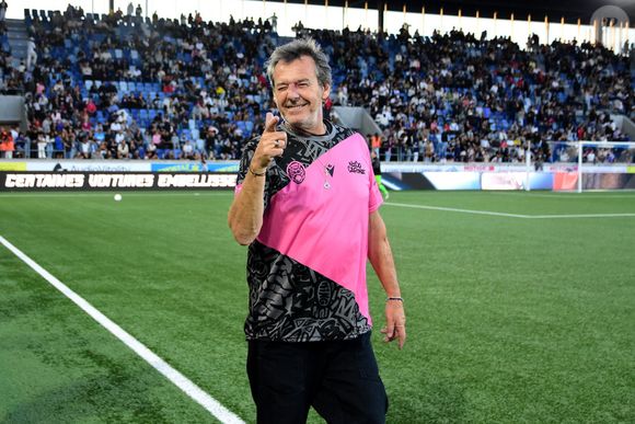 Jean-Luc Reichmann - Célébrités lors du match de gala caritatif entre l’équipe de Nico Capone et celle de Redouane Bougheraba au profit des fondations Théodora et Terres d’espoir en faveur des enfants hospitalisés et des personnes en difficulté au stade de la Tuiliere  à Lausanne en Suisse le 6 Septembre 2025. © Romain Doucelin/Bestimage