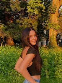 PORTAIT Miss France : qui est Ynès Lallemand, Miss Champagne-Ardennes 2025, dont les yeux bleus azur font déjà sensation ?